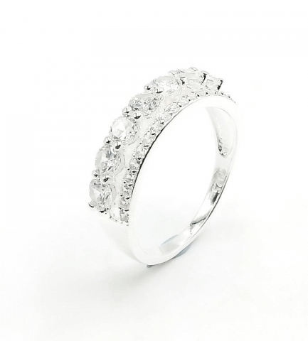 Anillo con Piedras Blancas