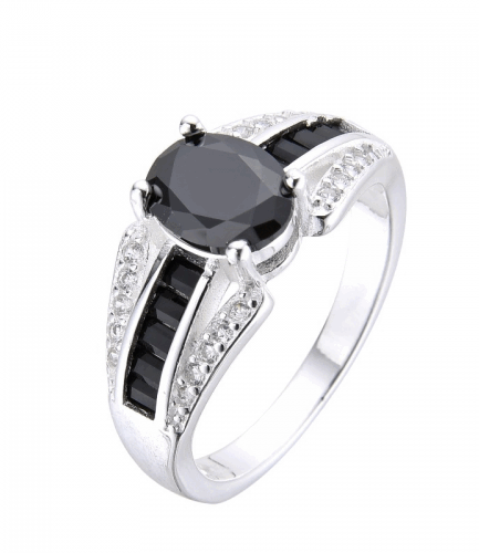 Anillo Con Piedra Negra y Baguette