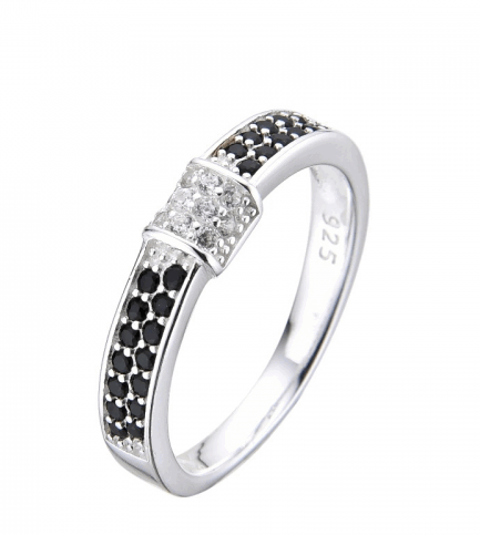 Anillo con Piedras Negras y Blancas